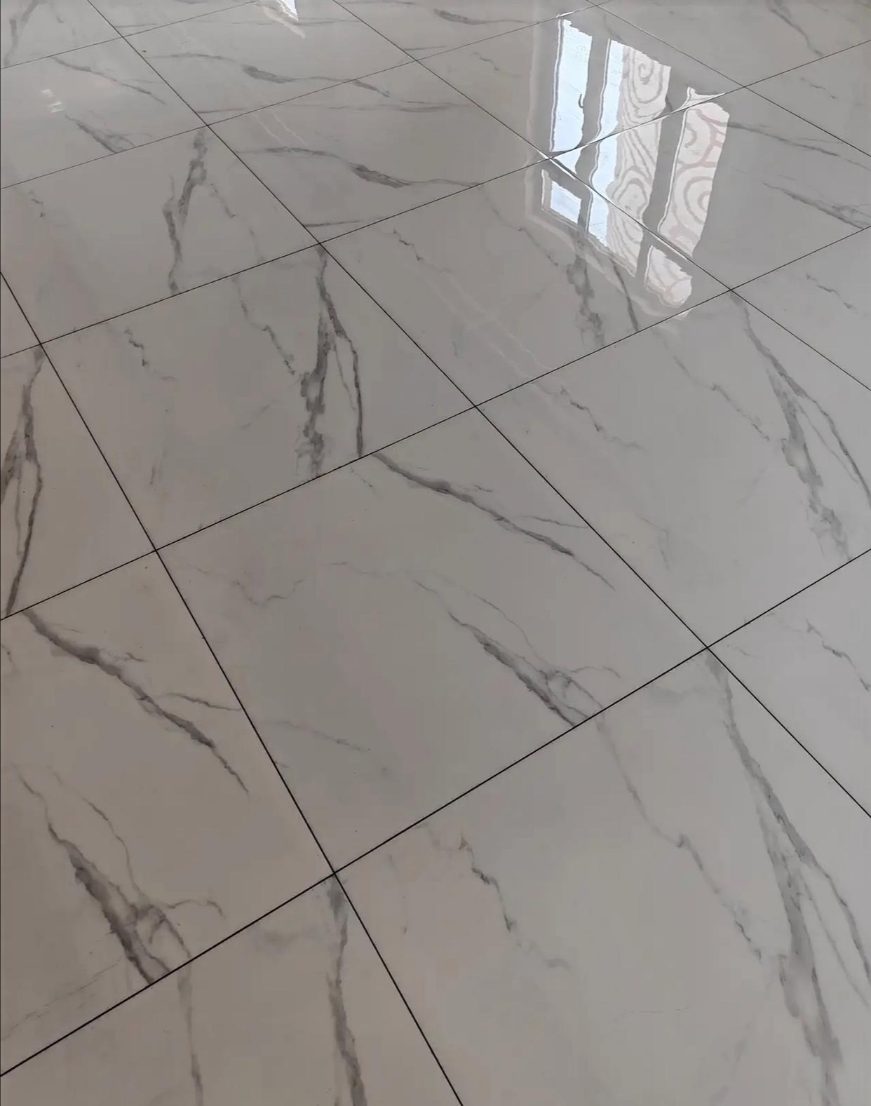 昨天被媳妇狠狠地骂了一顿,起因是当初没听她劝,选择了这种纹路的瓷砖