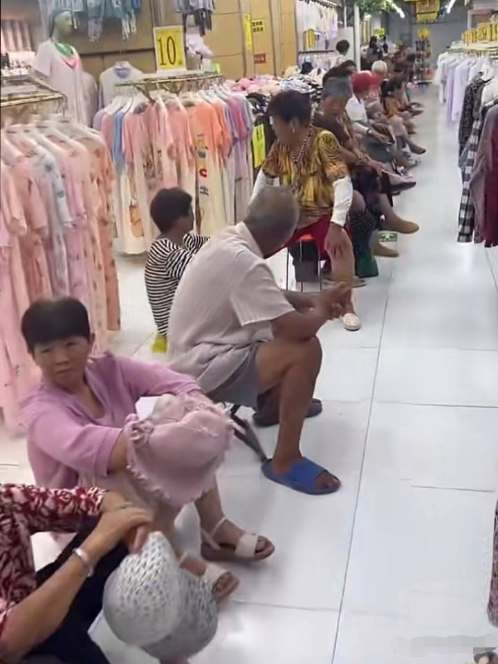 看看,现在商场变成大爷大妈们的乘凉天地了,人气的确够旺吧,要是回去