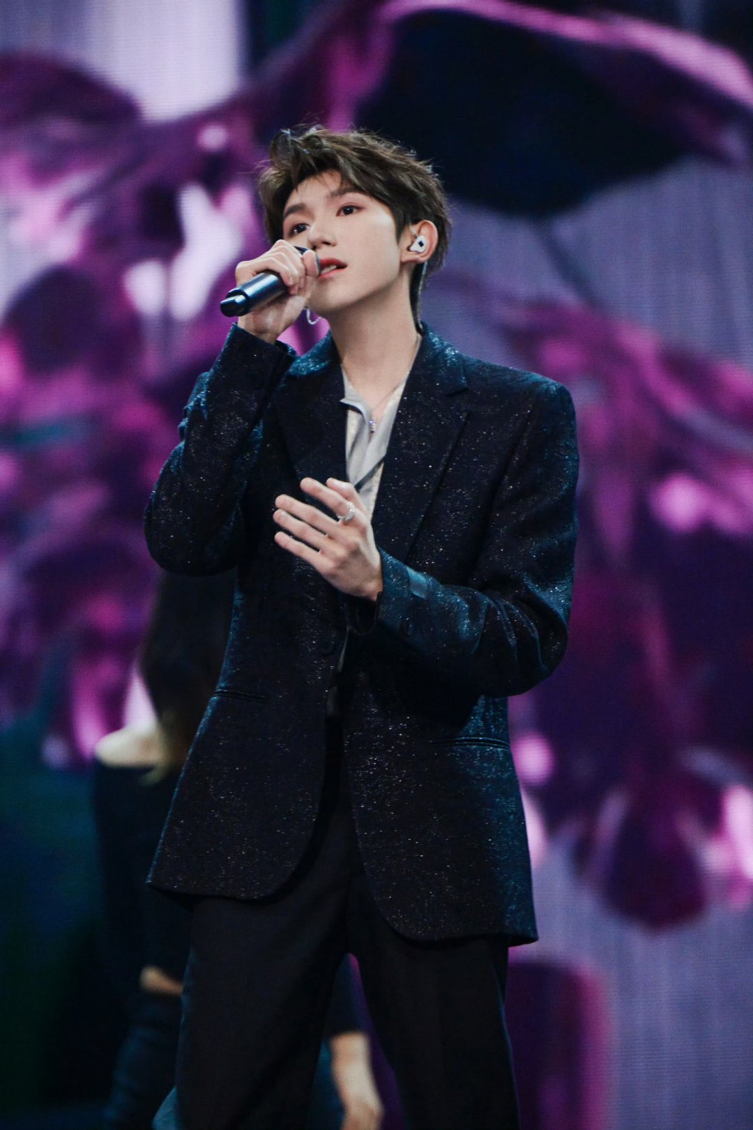 王源今夜的歌声如星空般璀璨,台下的掌声是对他最好的肯定.