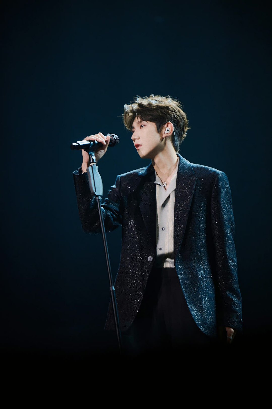 王源今夜的歌声如星空般璀璨,台下的掌声是对他最好的肯定.