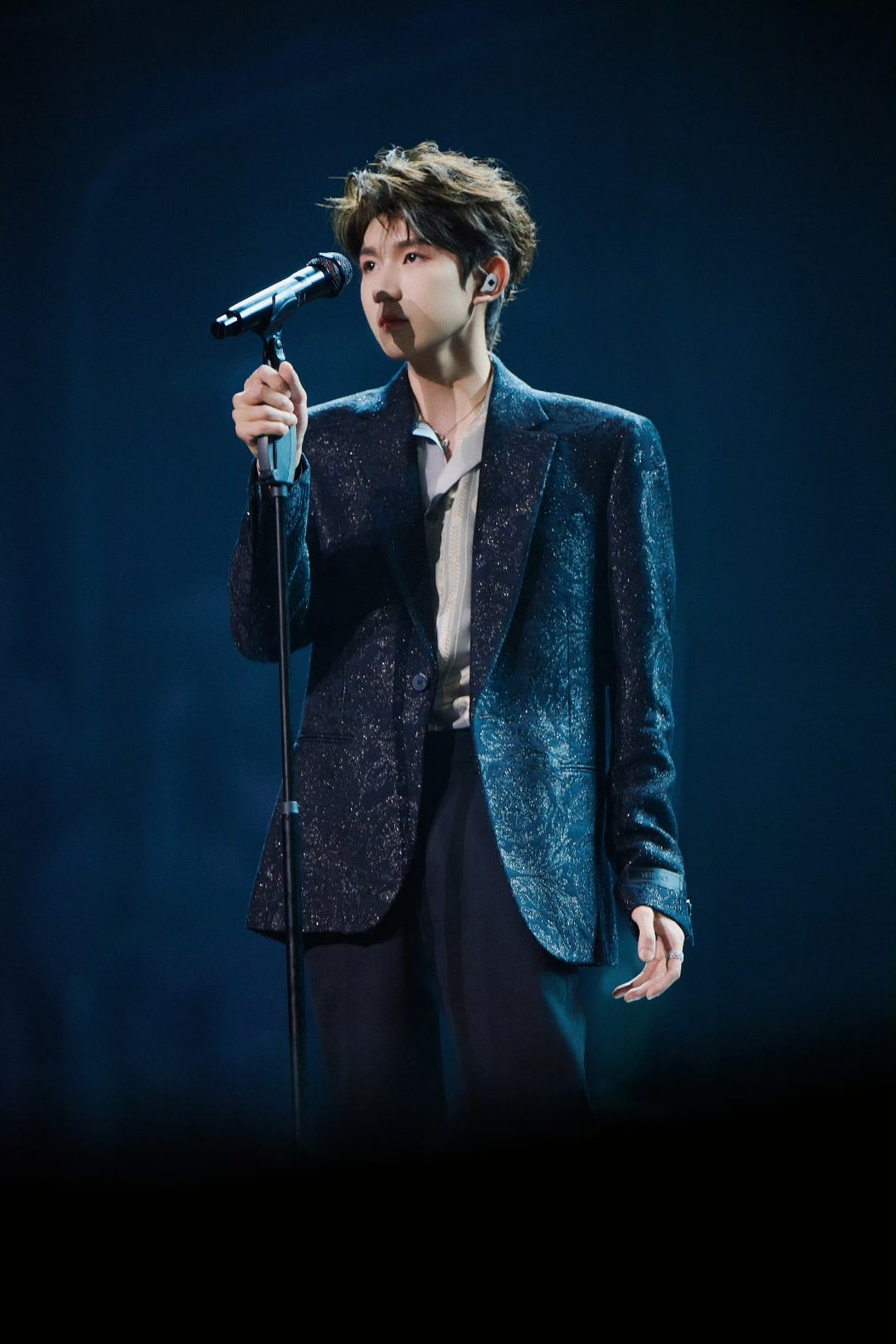 王源今夜的歌声如星空般璀璨,台下的掌声是对他最好的肯定.