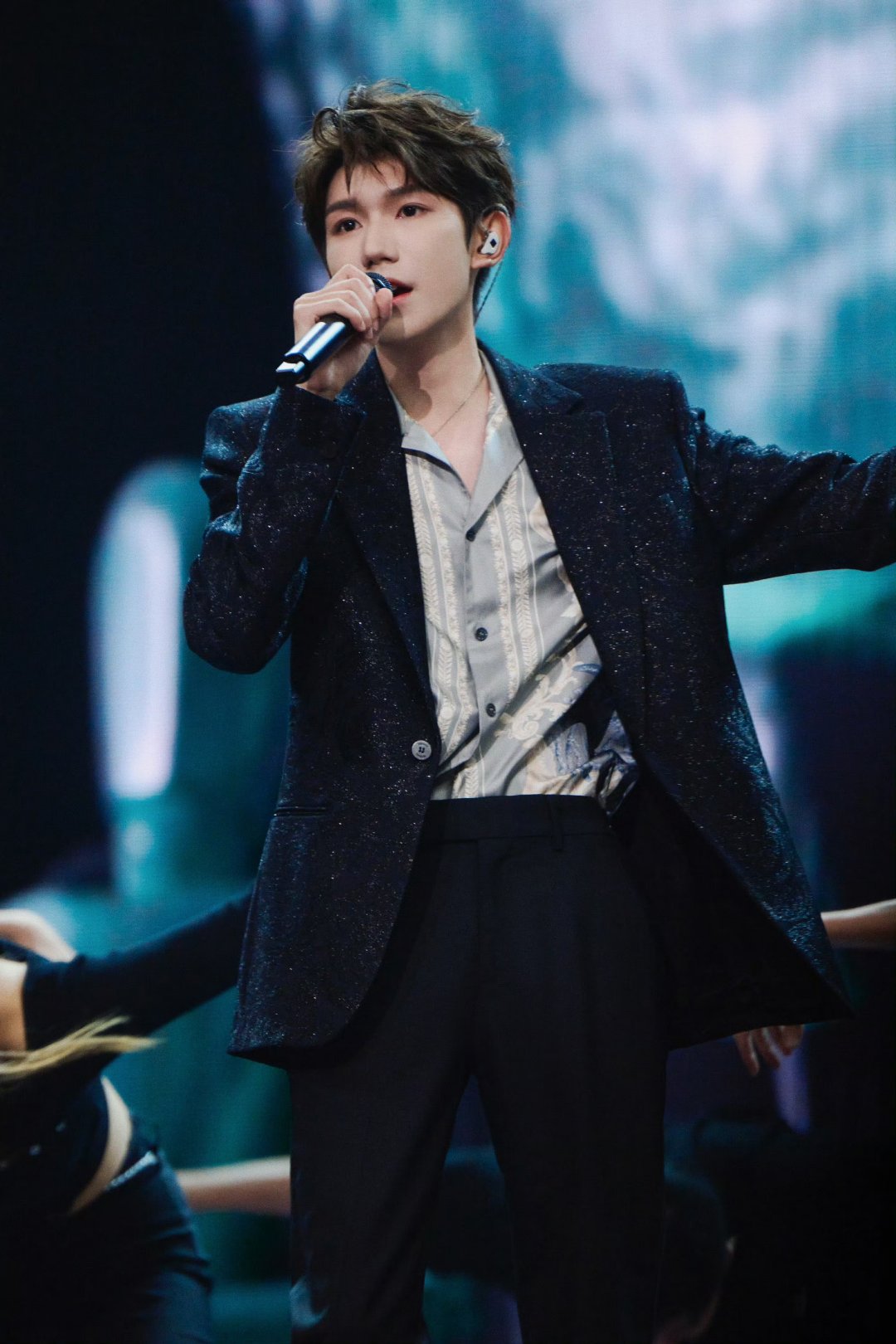 王源今夜的歌声如星空般璀璨,台下的掌声是对他最好的肯定.