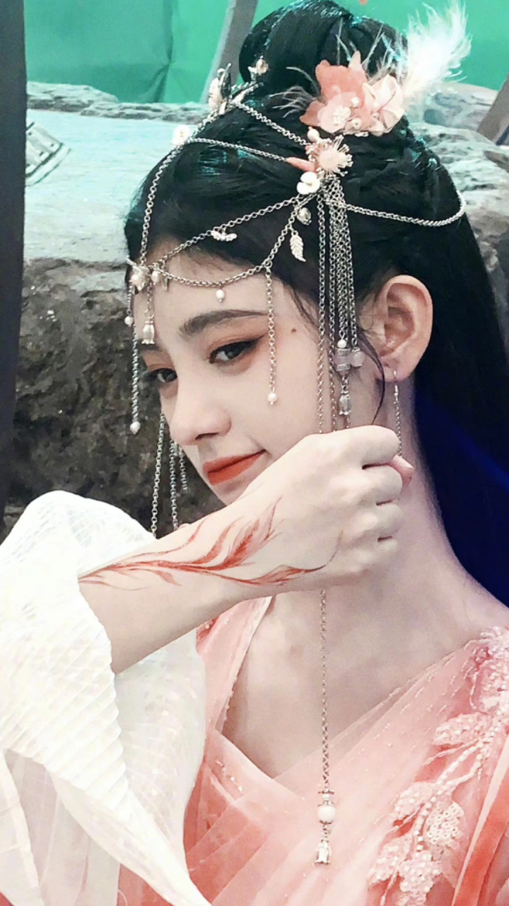 明星穿搭#鞠婧祎的眉毛不仅精致而且线条流畅,仿佛一笔一画地描绘出