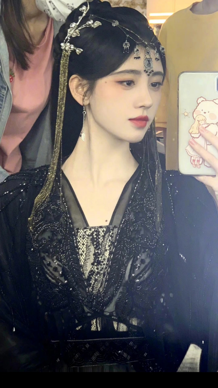 明星穿搭#鞠婧祎的眉毛不仅精致而且线条流畅,仿佛一笔一画地描绘出