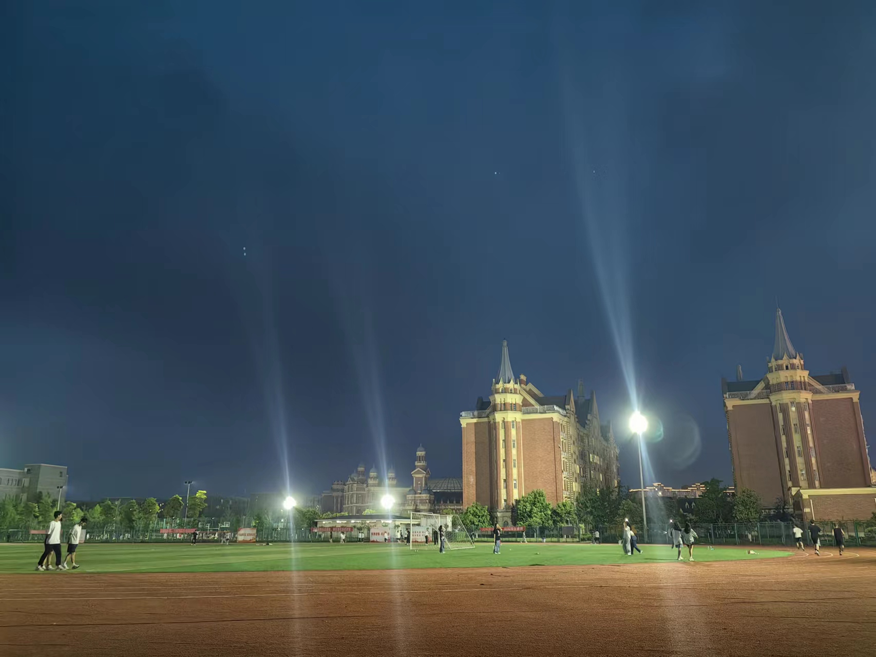 天一学院的操场在夜晚更显美丽,适合跑步,散步,唱歌,宿舍小聚哟