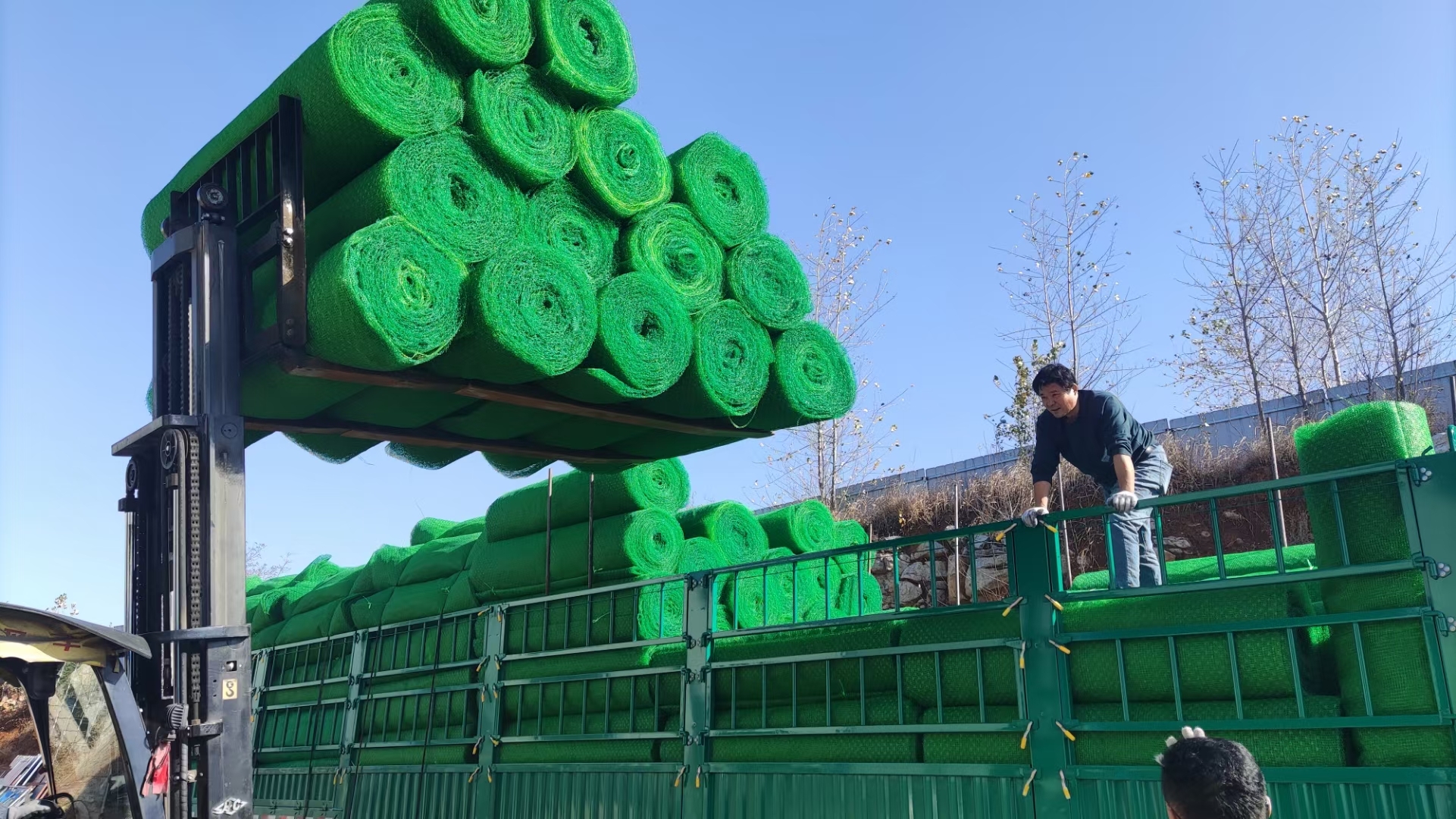 三维植被网 三维植被网,又称为防侵蚀网,是一种新型的土木工程材料.