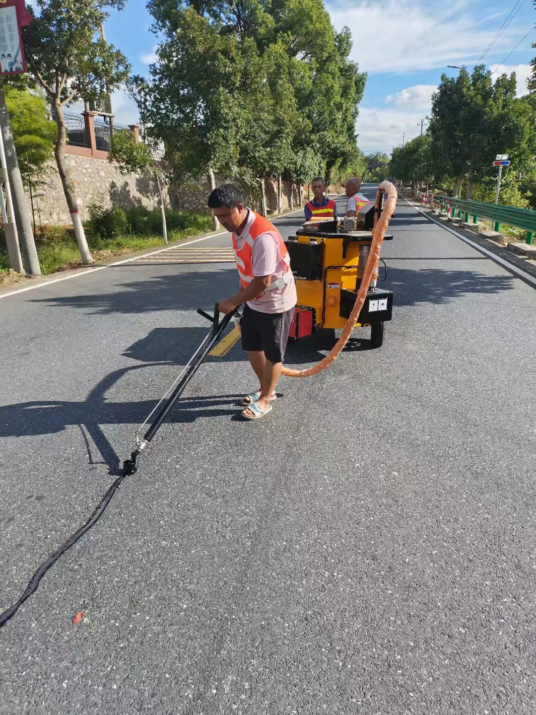从而减少道路损坏的进一步加剧,延长道路的使用寿玫缆灌缝胶路面灌缝