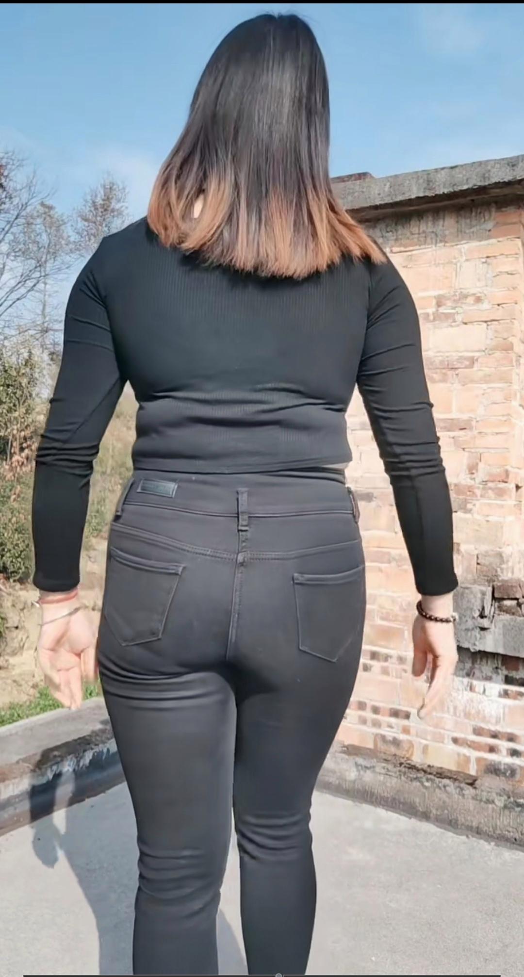 那位身材丰盈,虎背熊腰的女子,宛如一幅充满魅力的画卷,展现着一种