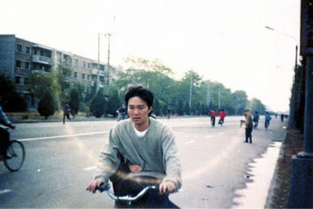1994年,宁夏小镇,周星驰拍摄《大话西游》期间,骑车去片场的时候被