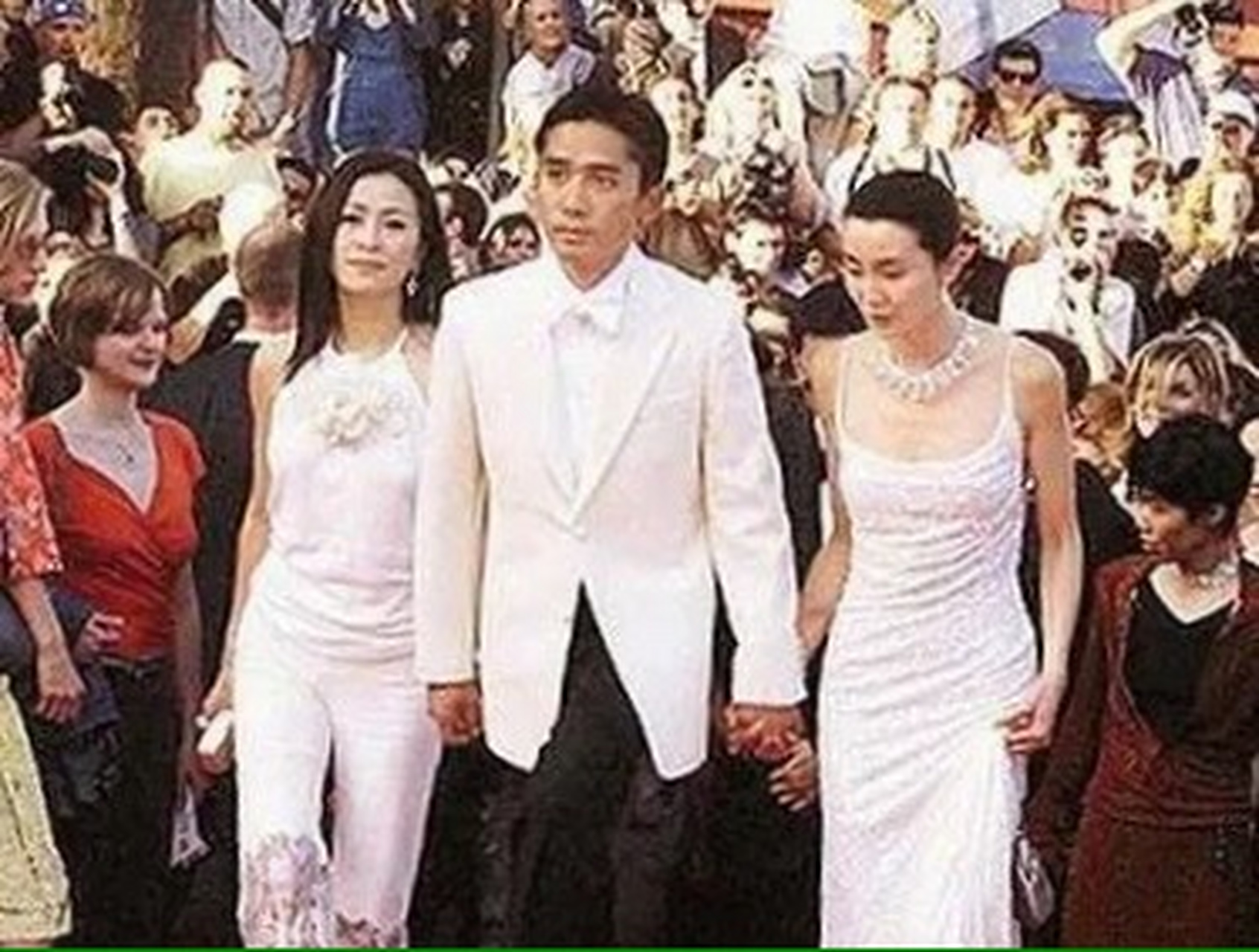 当年梁朝伟有场吻戏,张曼玉吻得全身发抖,让他非常有感觉.