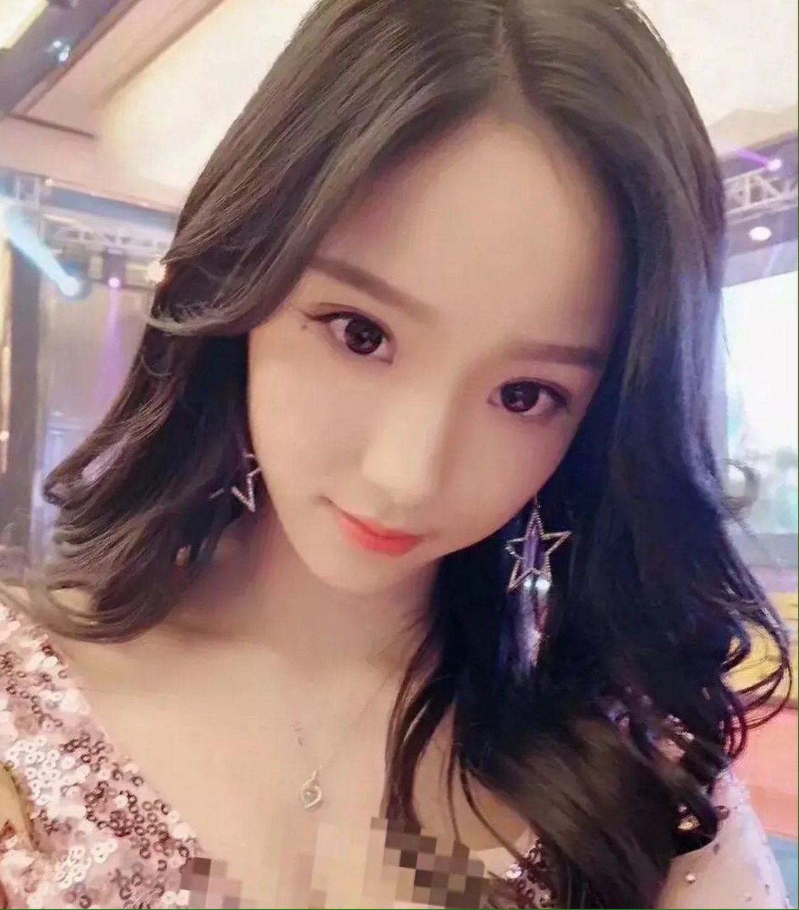 斗鱼女主播姜允儿昨天直播时谈起择偶的条件,她直言说,第一,我喜欢的