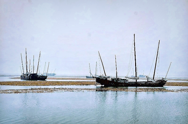 太湖之滨 太湖中的五帆渔船,除绝少数还在使用外,只是作为太湖治岸