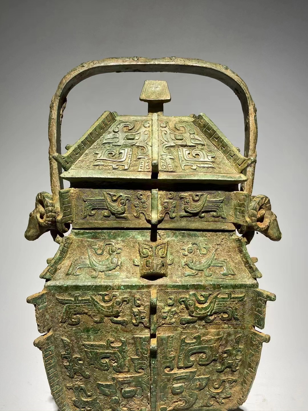 青铜凤鸟纹兽面方提梁壶 长30厘米宽21厘米高50厘米重10kg