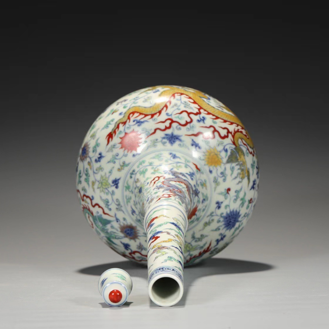 旧藏 明斗彩缠枝龙纹大胆瓶 尺寸:高48.5公分 直径18.5公分