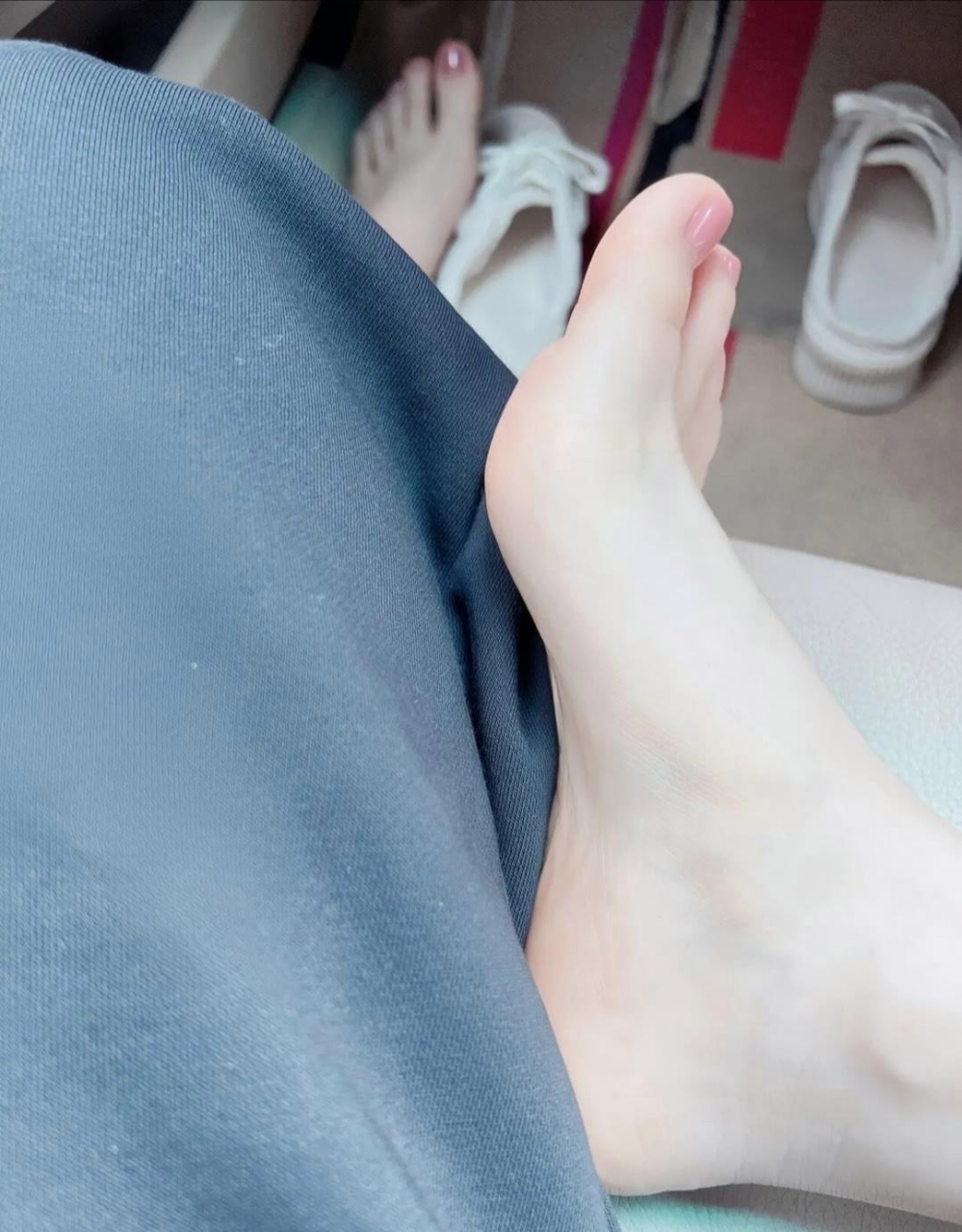 美女也喜欢抠脚吗