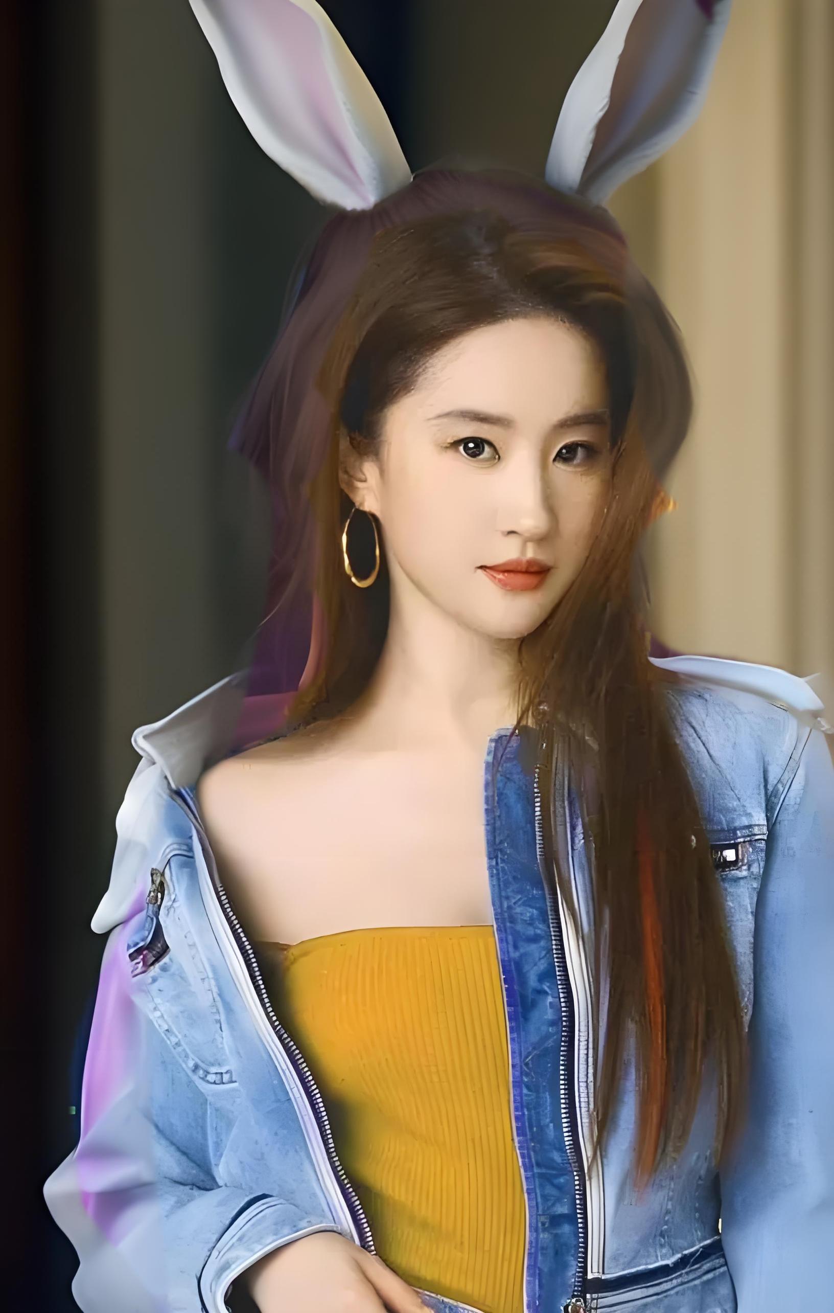 刘亦菲,今天穿了件牛仔衣,头戴兔耳朵,心情美美哒!