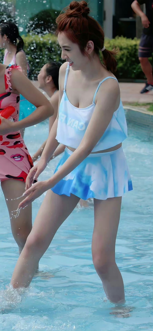 动态流量挑战赛# 王晓晨的泳装剧照,宛如晨曦初照的海边精灵,轻盈跃