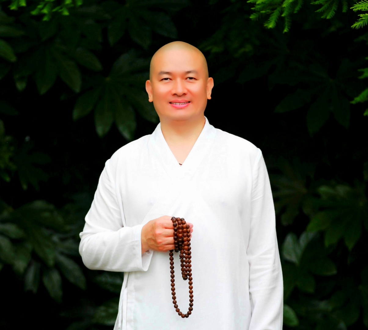 我今天在公园散步时,遇到了一位师父,他正拿着一串