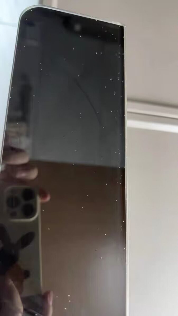 床头的柜子和瓶瓶罐罐长了很多白色的小小的虫子,不仔细看看不出来