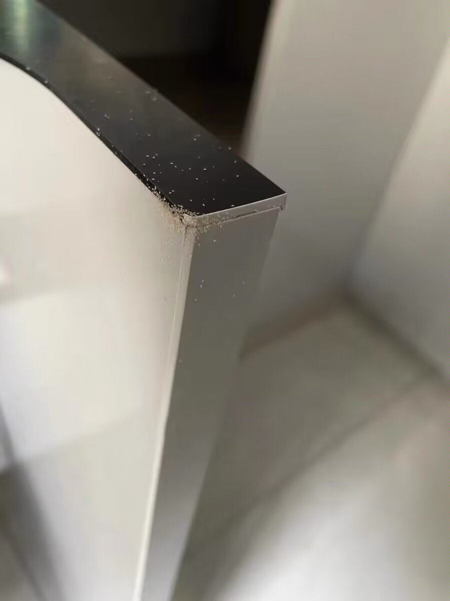 床头的柜子和瓶瓶罐罐长了很多白色的小小的虫子,不仔细看看不出来