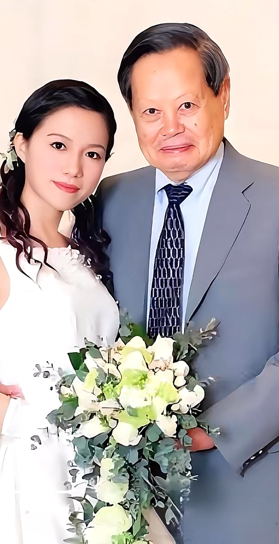 不是网传,翁帆是二婚,没孩,前夫香港小职员