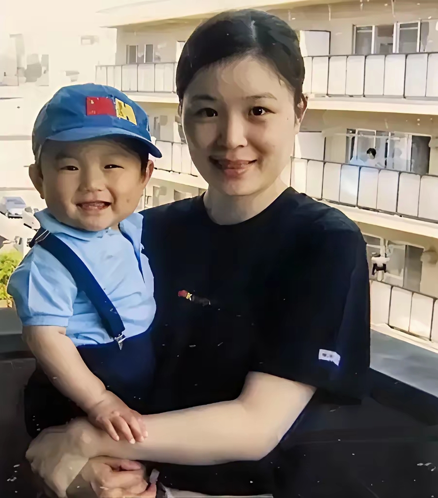 张凌与邓亚萍,乔红是同时期的乒乓球选手,丈夫张本宇也是著名的乒乓球