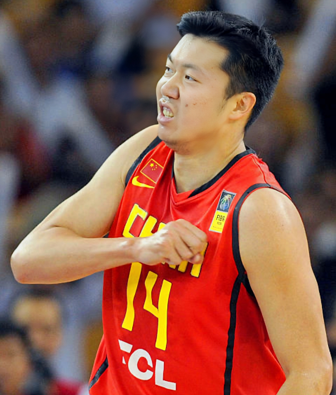 王治郅最近公开批评,说国家花人民的血汗钱请外国球员打球,根本没必要