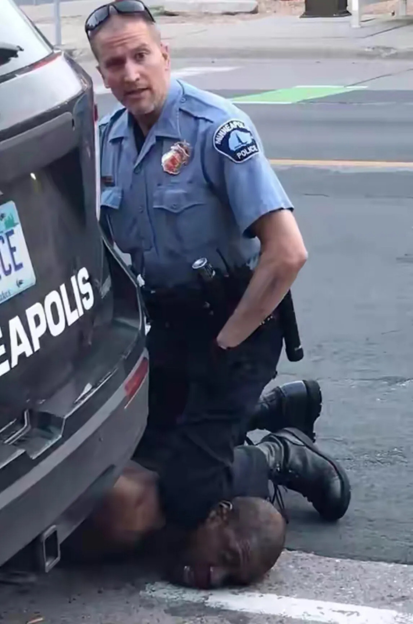 【美国跪杀黑人警察被逮捕保释金50万,选美冠军富婆亚裔妻子马上提出