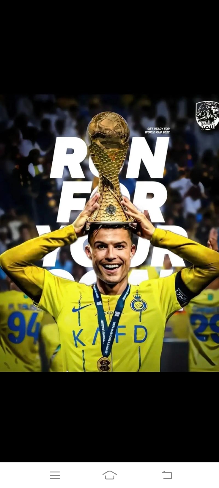 c罗"举起奖杯,笑容灿烂,成就感满满!