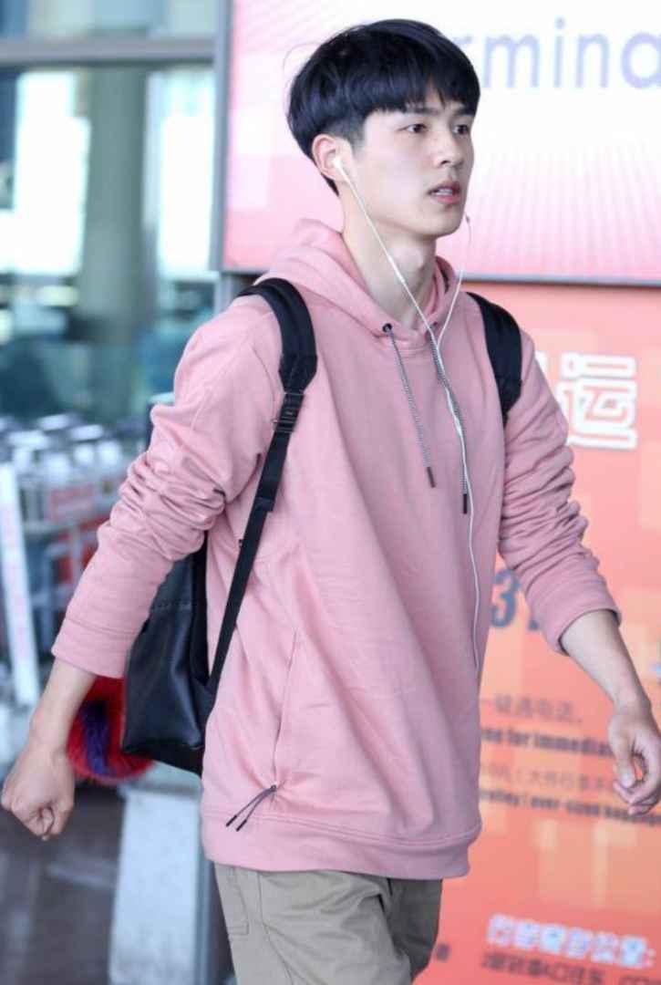 时尚美妆# 刘昊然粉色卫衣机场街拍,昊然弟弟真是直男界的一股泥柿鼢