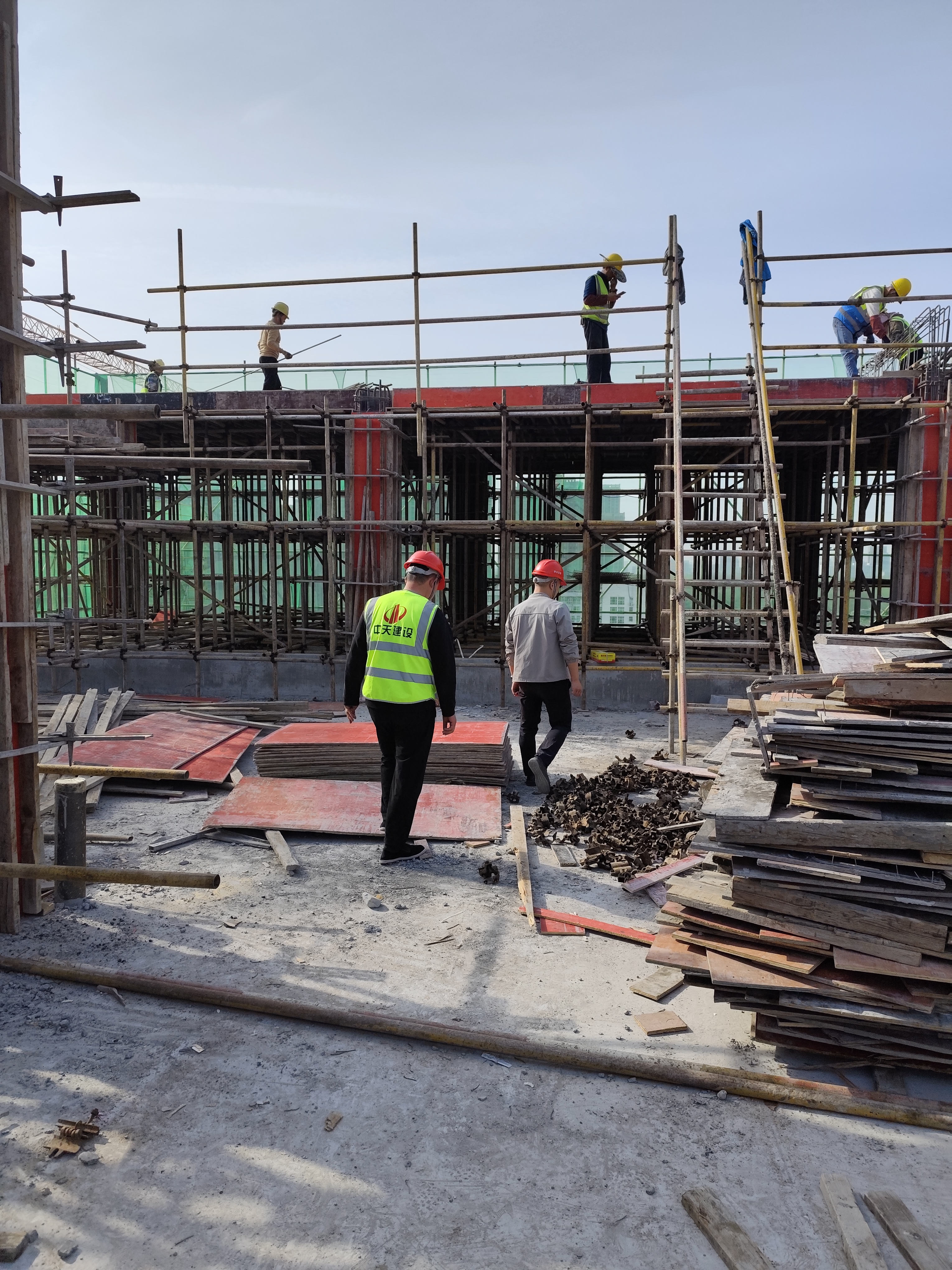 工人真人成都中医药大学温江校区宿舍建设项目工地照片工地一角图片