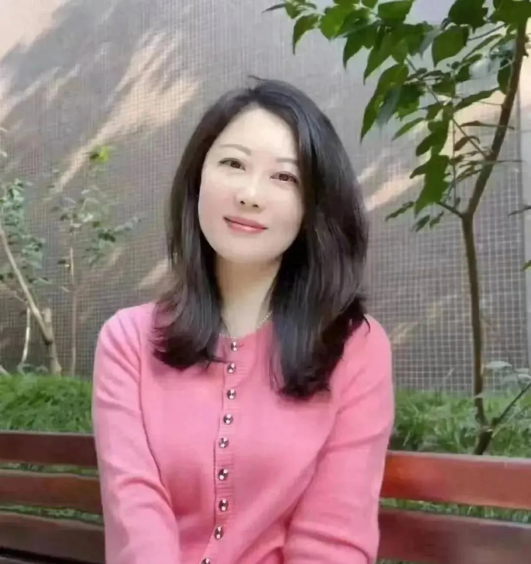 我有个女同事75年的虽然已经50了但看起来还是挺年轻的