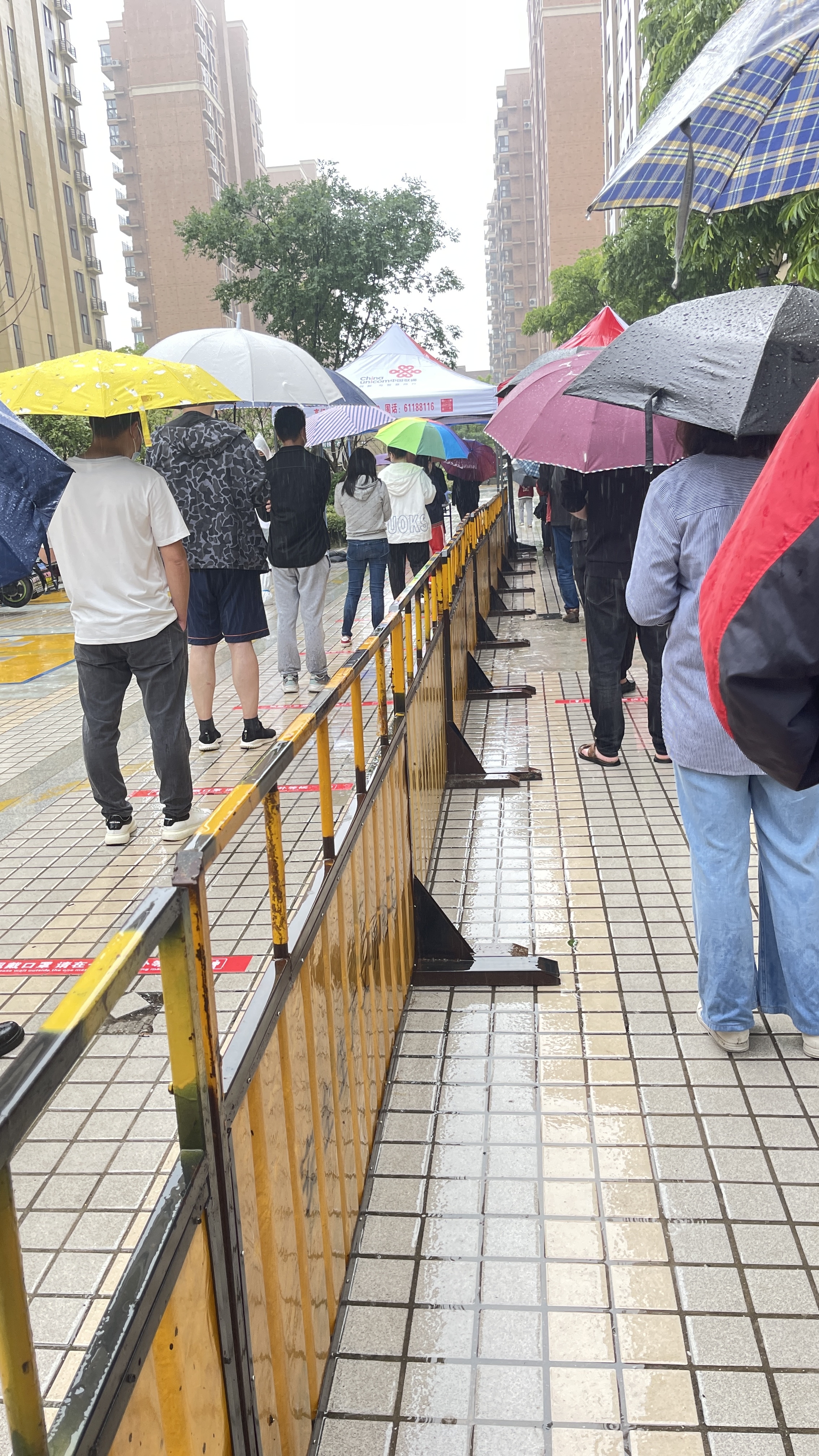 下大雨排队做核酸