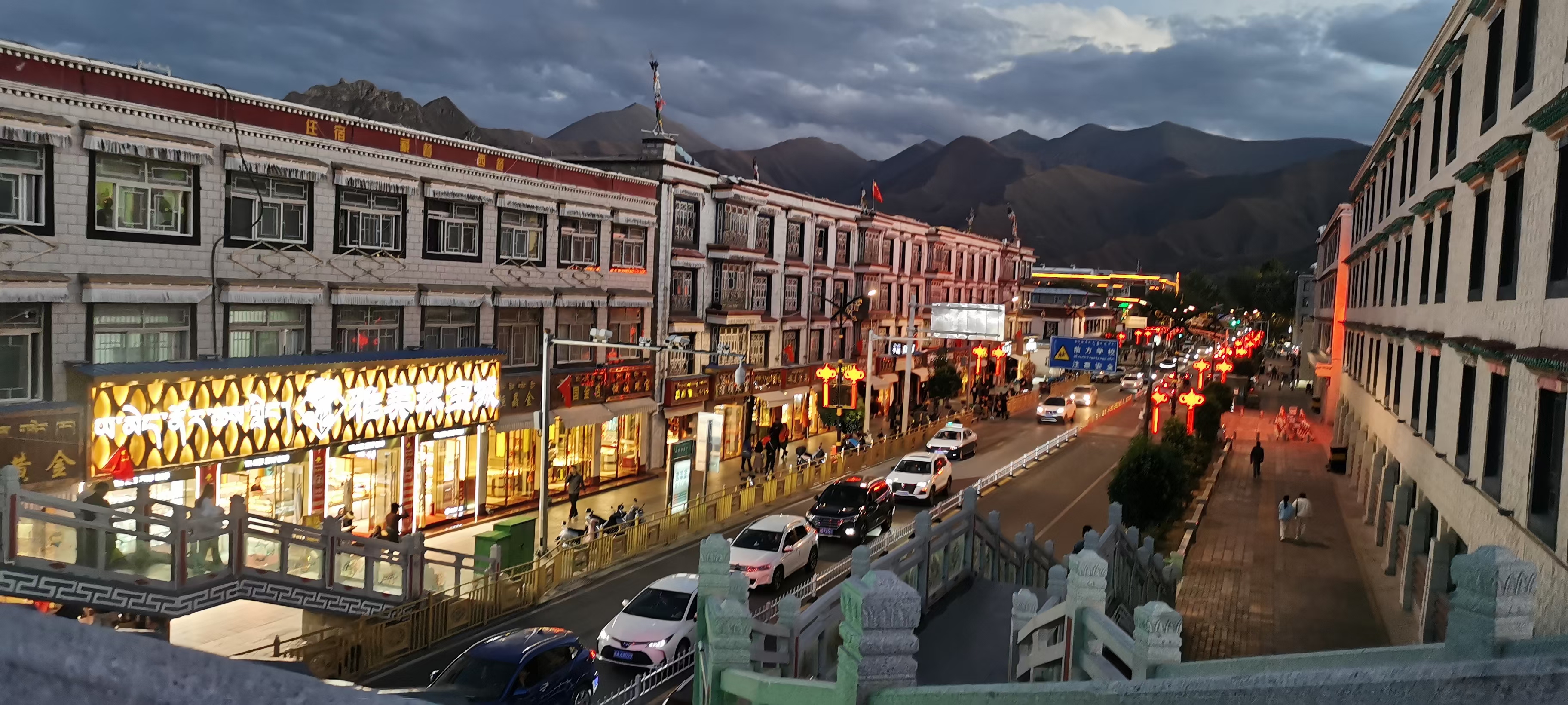 西藏拉萨市中心东南西北主要街道,车水马龙景象.