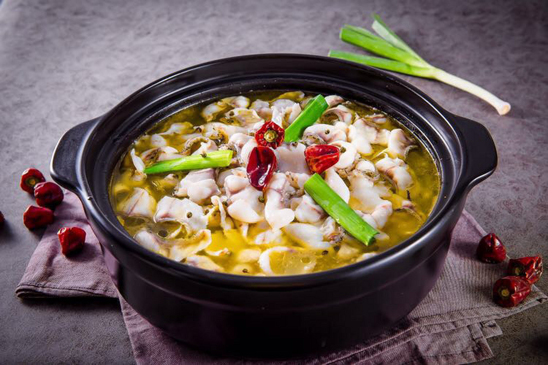 以下是制作酸菜鱼的简单步骤:   1.