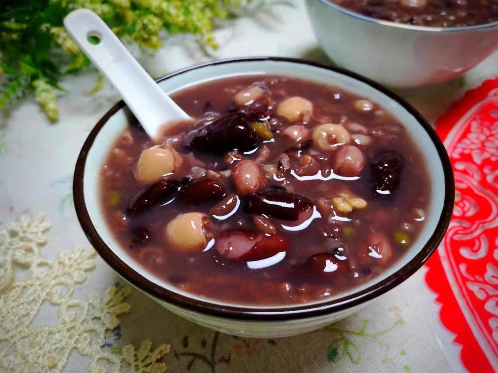 以下是腊八粥的制作方法:   1.