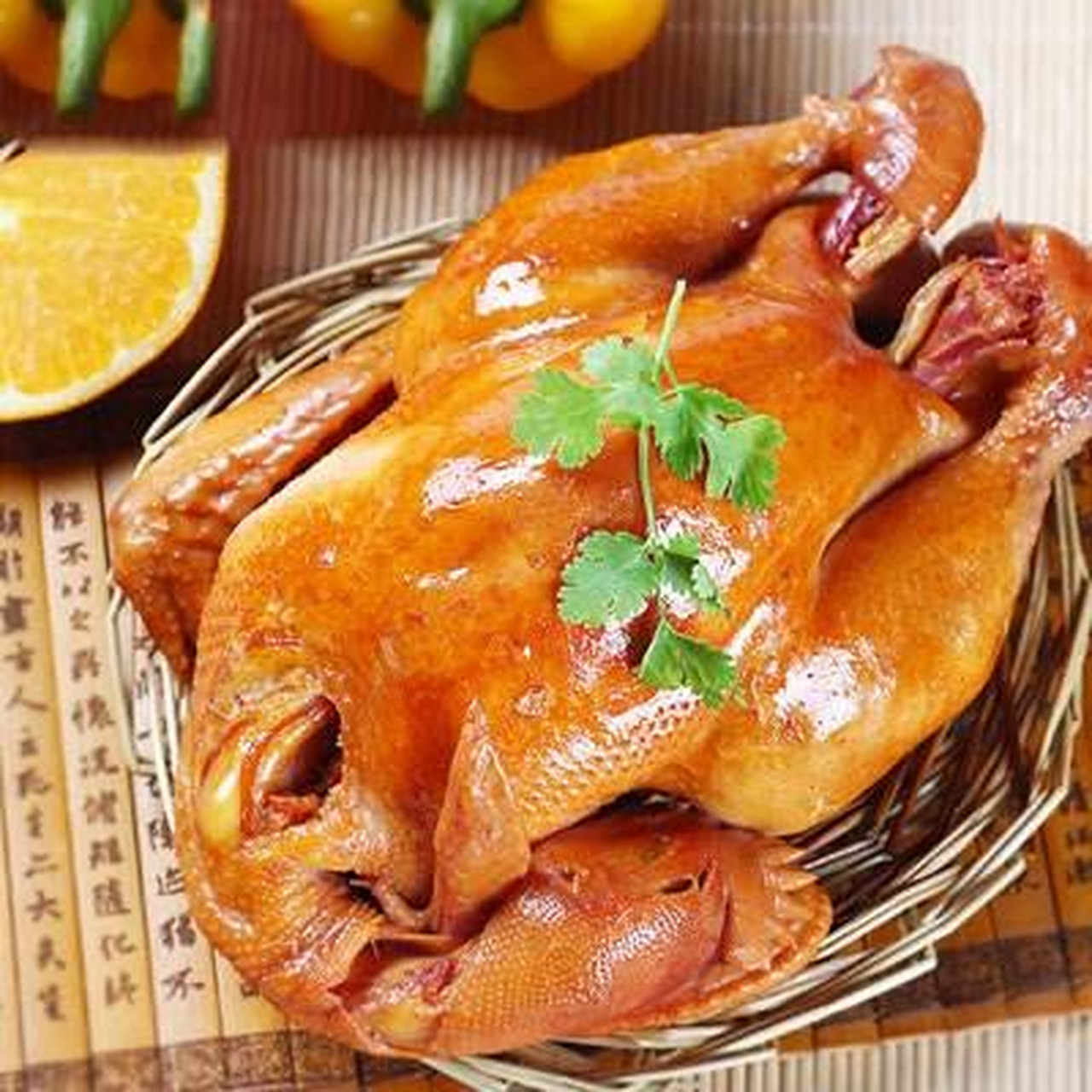 道口烧鸡是河南的一道特色名菜,被誉为"中华第一鸡",与北京烤鸭,金华