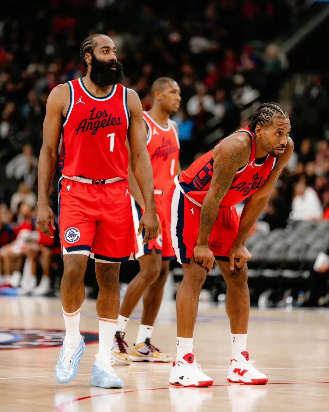 NBA球队交易传言四起，各支劲旅争夺明星球员的简单介绍