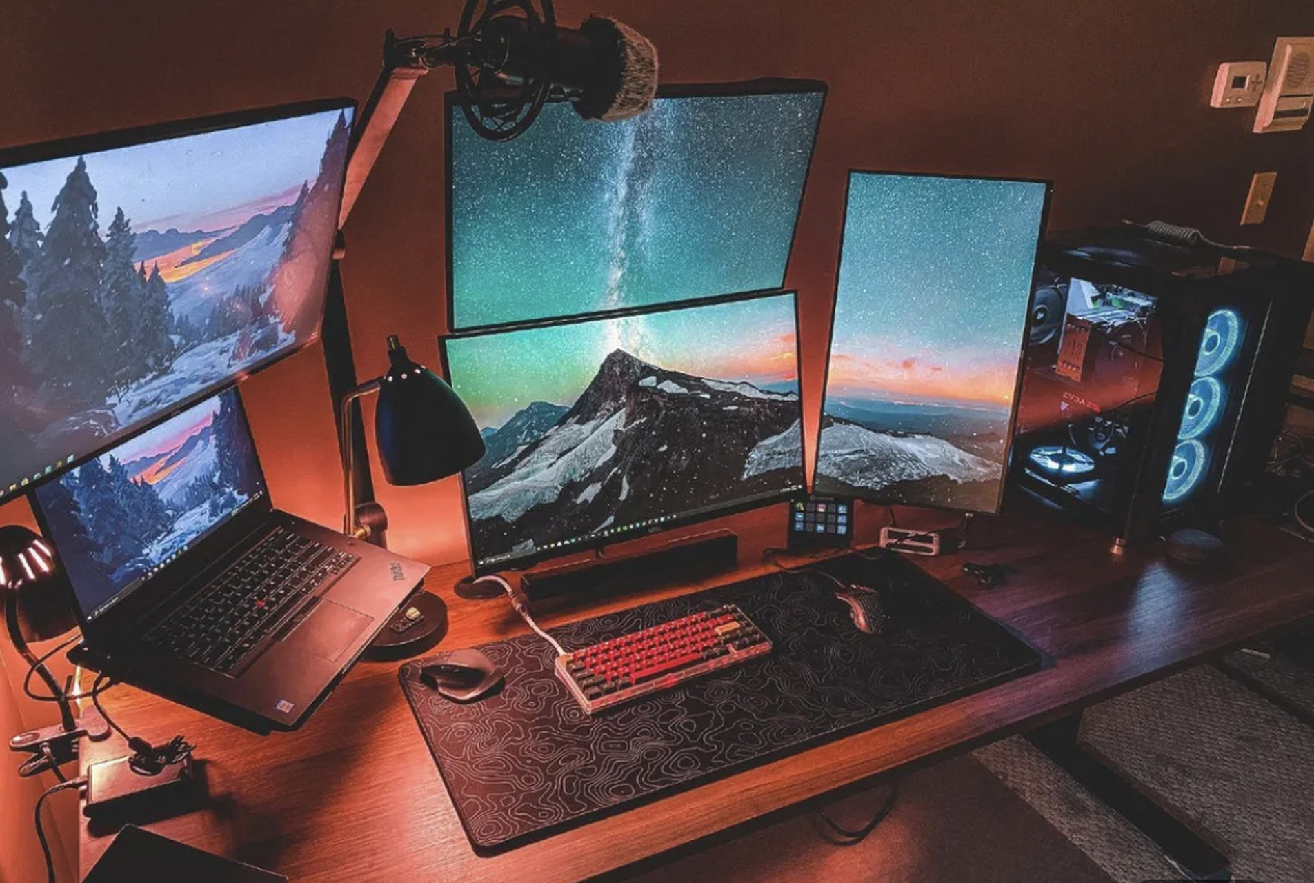 这样的电脑房,你更中意哪个?