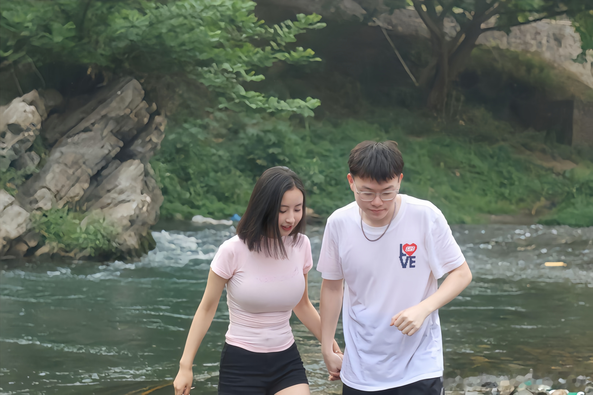 这小伙子领着漂亮的女友游山玩水.