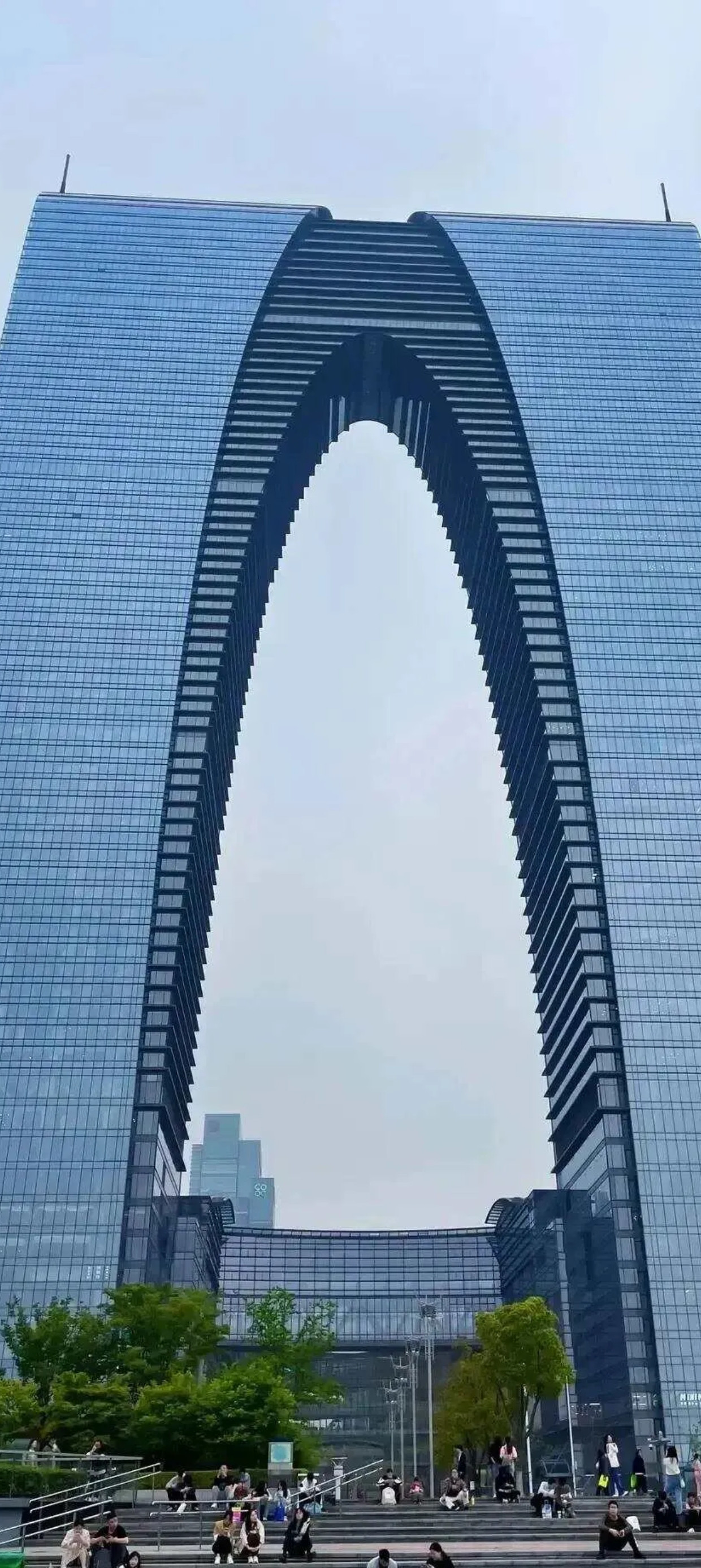 这位女士穿着牛仔裤,岔开双腿模仿秋裤楼的姿势玩自拍,来引发人们对她