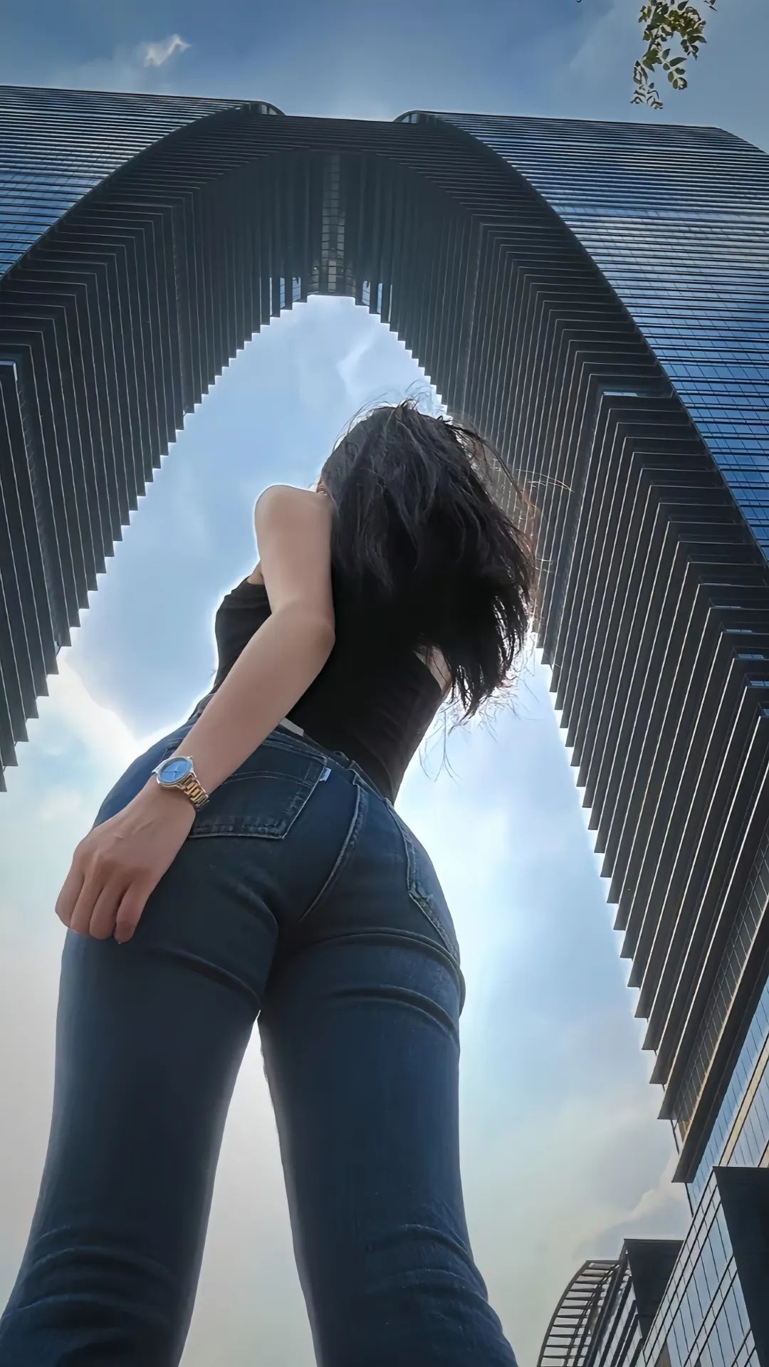 这位女士穿着牛仔裤,岔开双腿模仿秋裤楼的姿势玩自拍,来引发人们对她