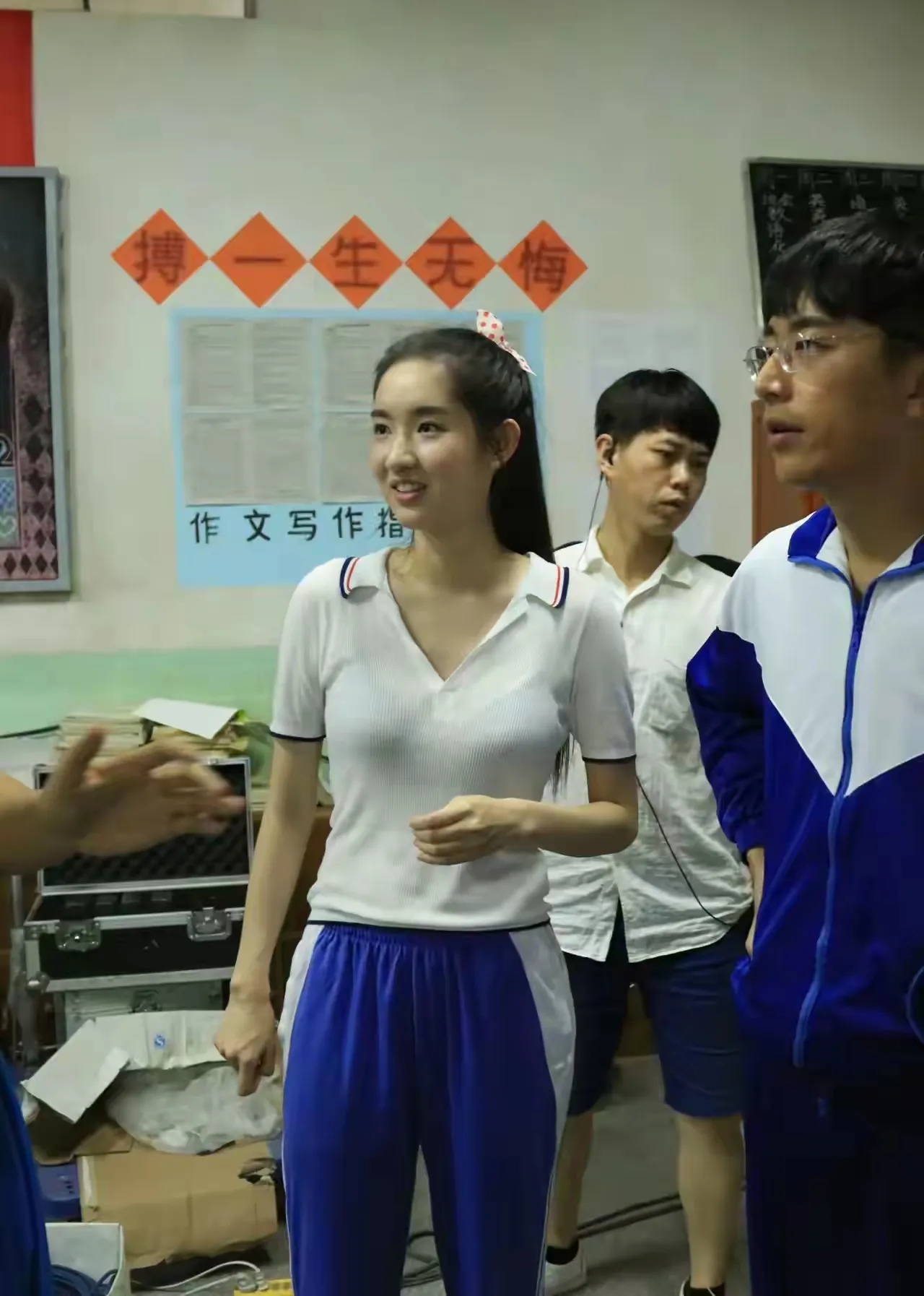 这是九十年代的校服,看着质量和样式不咋地好看.