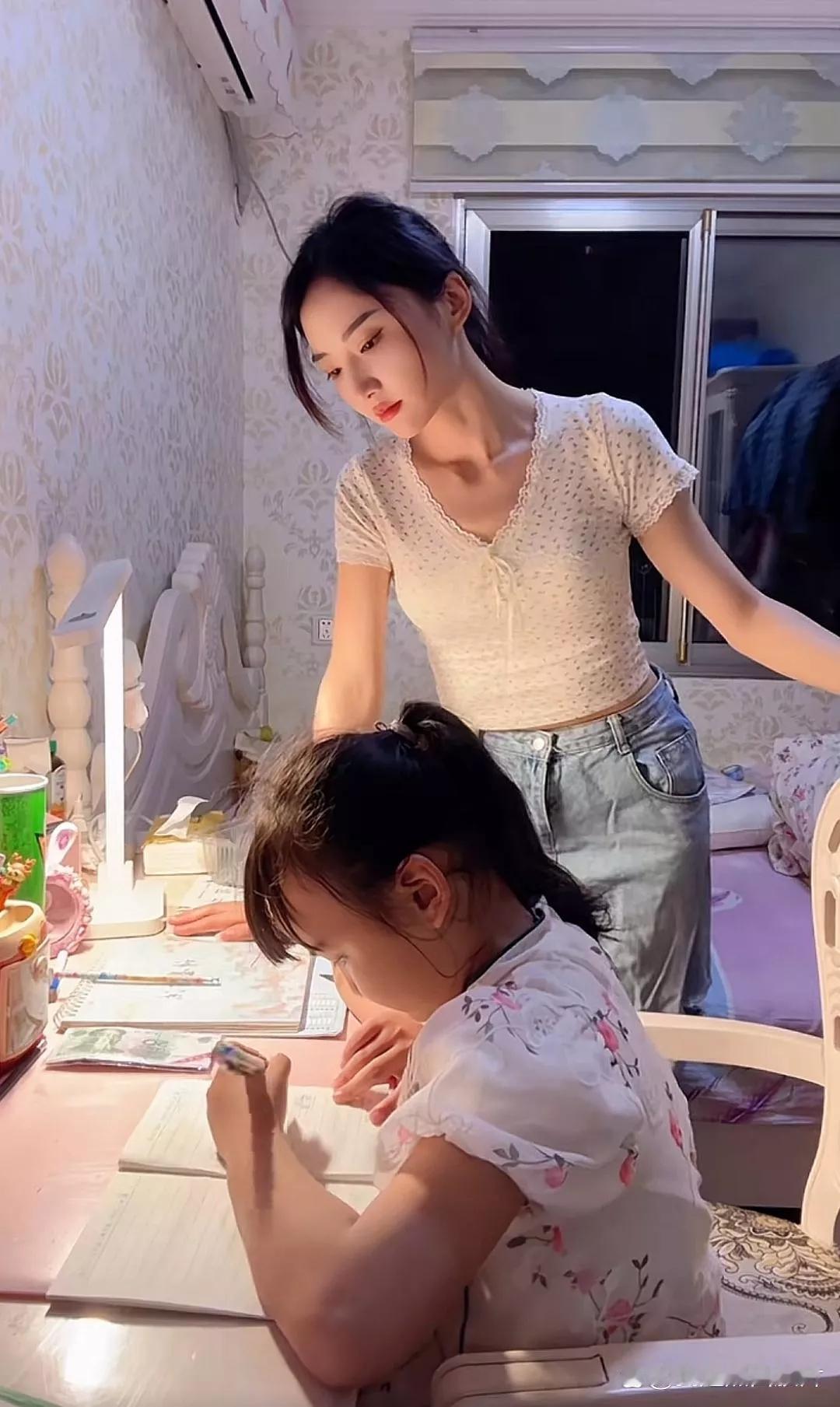 这位美女妈妈在陪孩子写作业.