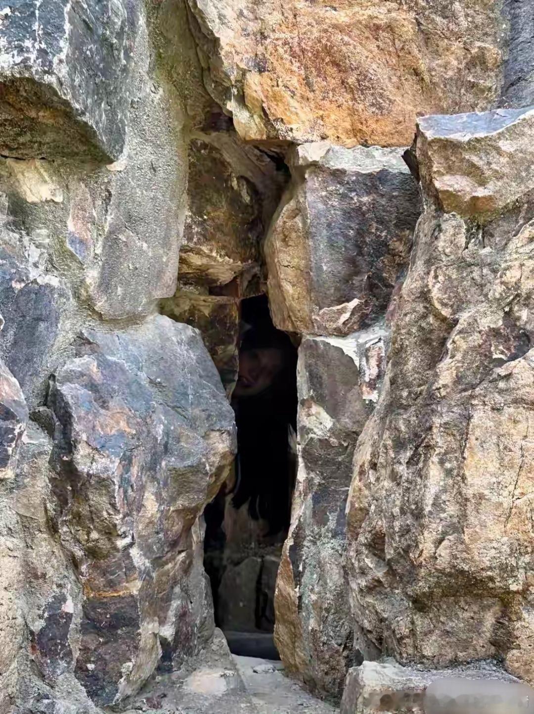 我帮女朋友在假山缝隙拍了一张照片,女朋友几天没理我了,我问什么原因