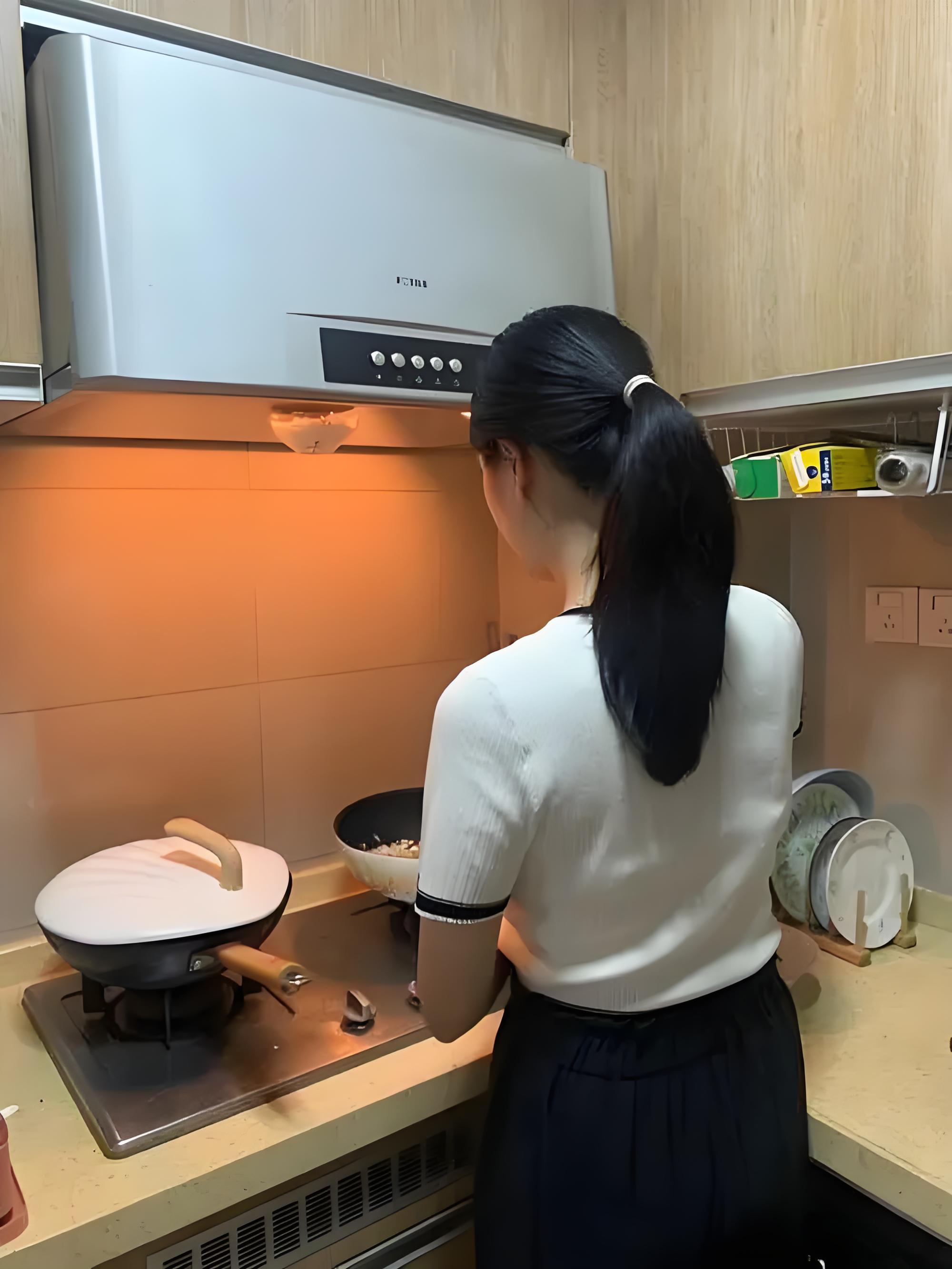 如果有一个人在深更半夜愿意从被窝里爬起来,为你