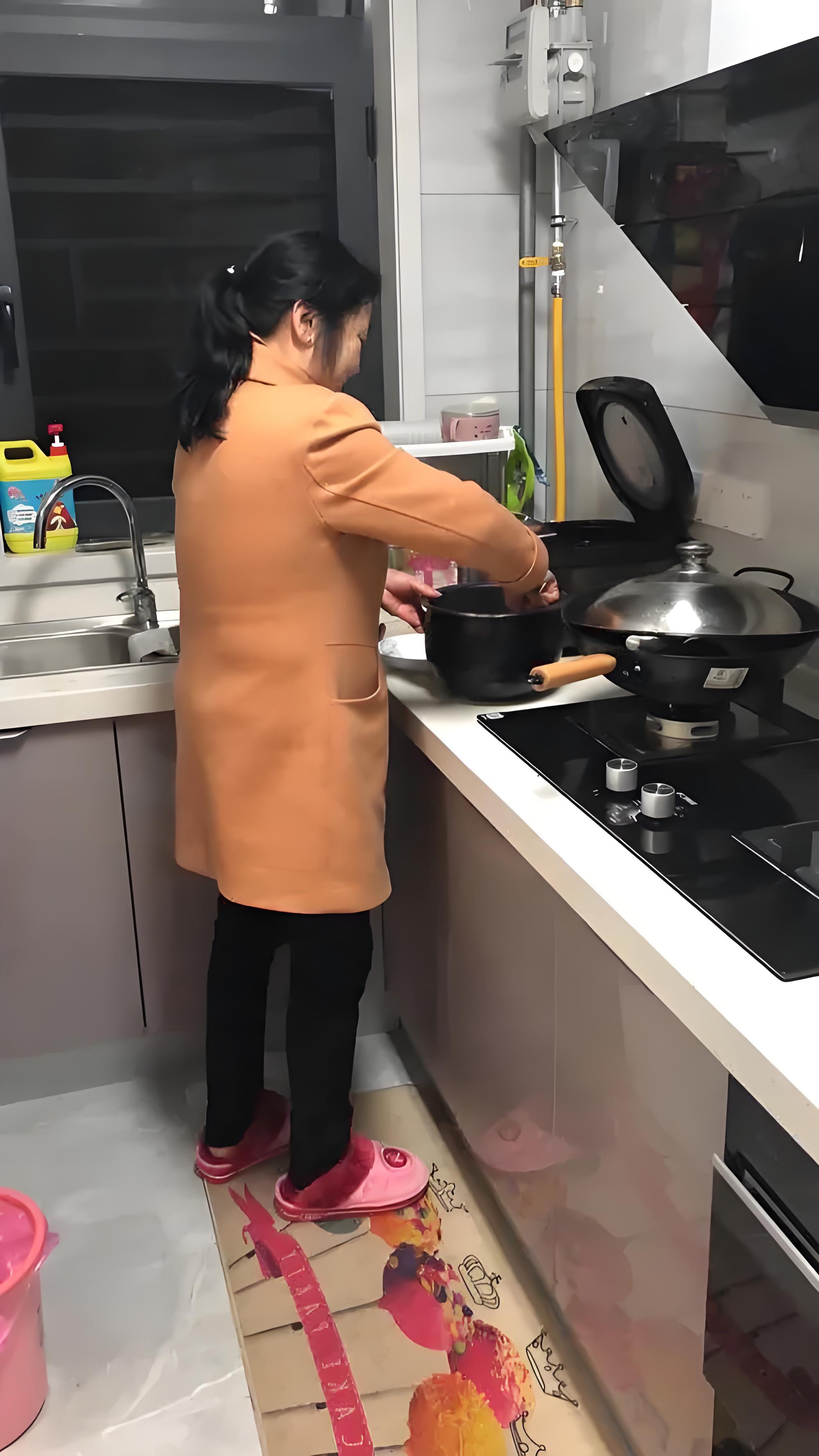 如果有一个人在深更半夜愿意从被窝里爬起来,为你