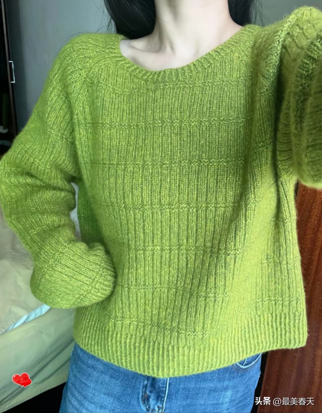 我妈65岁了,给我寄来件手织毛衣.淡绿色的,我觉着清新又舒服