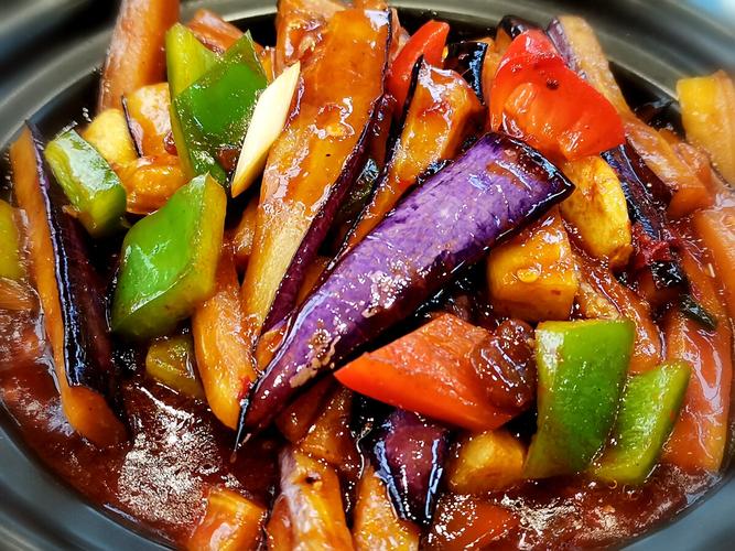 首先我们准备紫茄子一条,将茄子的头切掉之后,再竖着切一刀,顺便取下