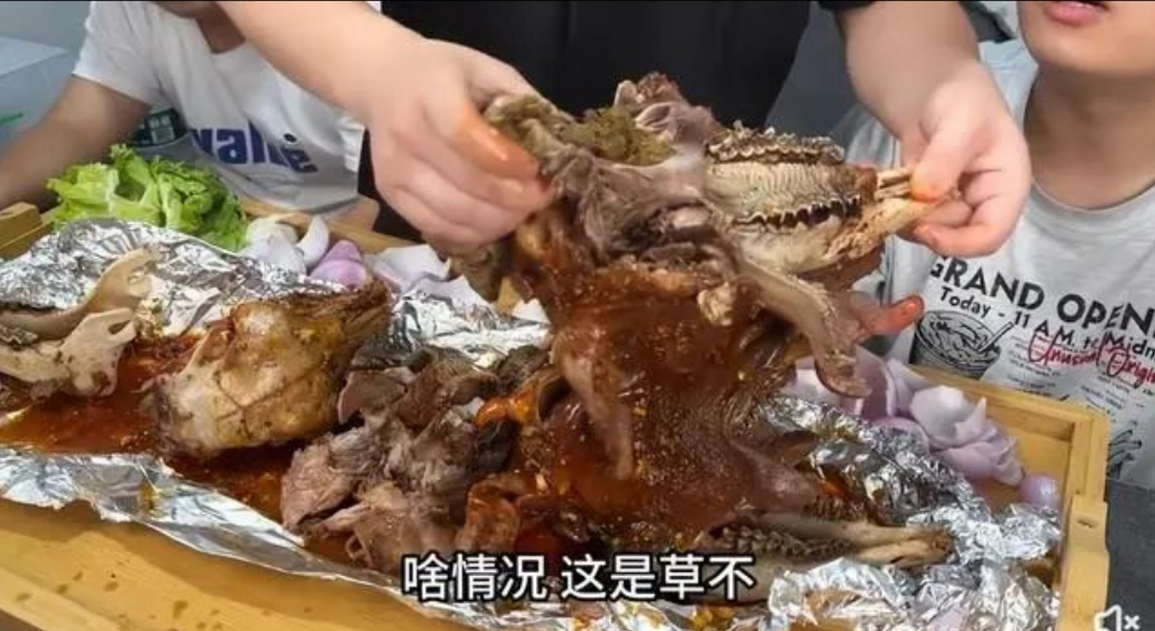 网红"贪吃瑜"吃羊头居然吃出来毛发和未消化 的青草!  真是不可思议!